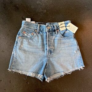 NWT Levi’s Ribcage shorts in Medium Wash (25)